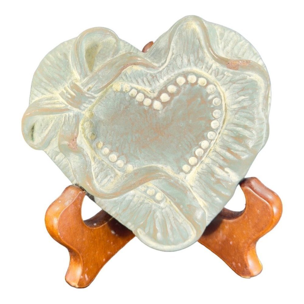Isabel Bloom Heart Paperweight Figurine W Wooden Stand Heart‎ With A Bow Vintage